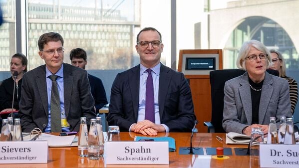 Jens Spahn (M), Vorsitzender der CDU/CSU-Bundestagsfraktion und früherer Bundesgesundheitsminister, sitzt vor Beginn der öffentlichen Anhörung der Enquete-Kommission des Bundestages zur Aufarbeitung der Corona-Pandemie neben Oliver Sivers (l), Mitglied des Bundesrechnungshofes und Leiter des Prüfgebietes IX 1, und Margaretha Sudhof, Sonderermittlerin des Ministeriums zu Maskenbeschaffungen.