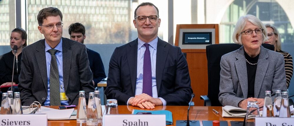 Jens Spahn (M), Vorsitzender der CDU/CSU-Bundestagsfraktion und früherer Bundesgesundheitsminister, sitzt vor Beginn der öffentlichen Anhörung der Enquete-Kommission des Bundestages zur Aufarbeitung der Corona-Pandemie neben Oliver Sivers (l), Mitglied des Bundesrechnungshofes und Leiter des Prüfgebietes IX 1, und Margaretha Sudhof, Sonderermittlerin des Ministeriums zu Maskenbeschaffungen.
