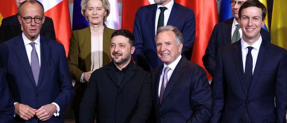 Familienfoto im Kanzleramt von Friedrich Merz: Der ukrainische Präsident Wolodymyr Selenskyj (Mitte) und der US-Sondergesandte Steve Witkoff (Zweiter von rechts) scheinen sich besonders gut zu verstehen.