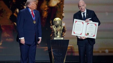 Seltsame Show: Die WM-Auslosung mit Donald Trump (l) und FIFA-Präsident Gianni Infantino. (Archivbild)