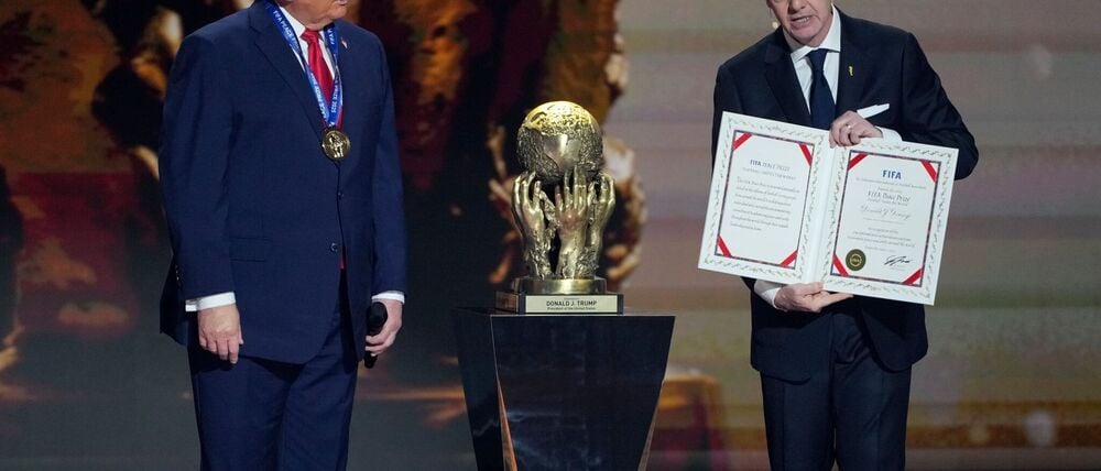 Seltsame Show: Die WM-Auslosung mit Donald Trump (l) und FIFA-Präsident Gianni Infantino. (Archivbild)