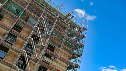 Bauen soll in Brandenburg ab 2026 schneller gehen. (Archivbild)