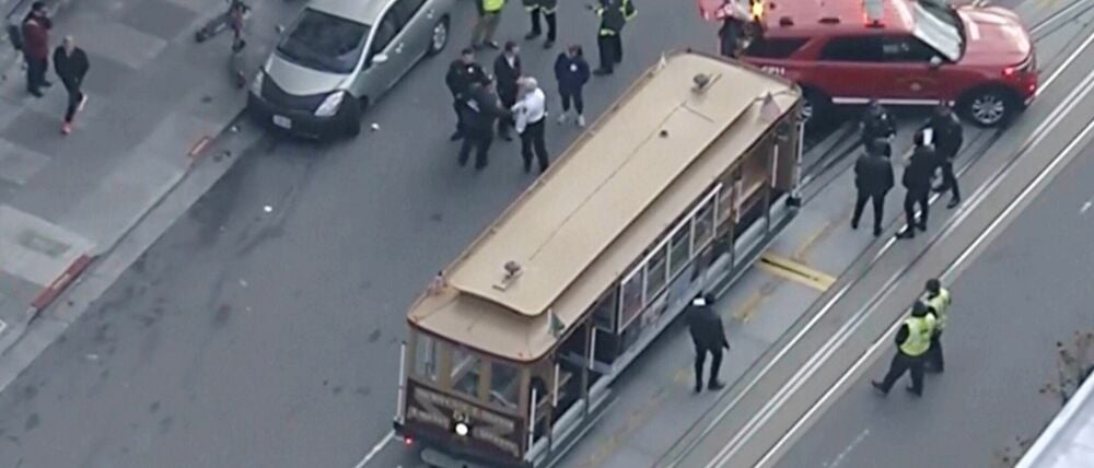 Mehr als ein Dutzend Menschen werden bei dem abrupten Halt verletzt.