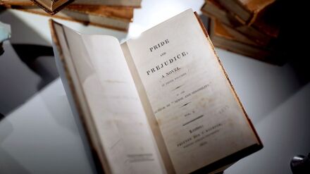 „Pride and Prejudice“ (auf deutsch: „Stolz und Vorurteil“) ist bis heute einer der beliebtesten Romane von Jane Austen. (Archivbild)