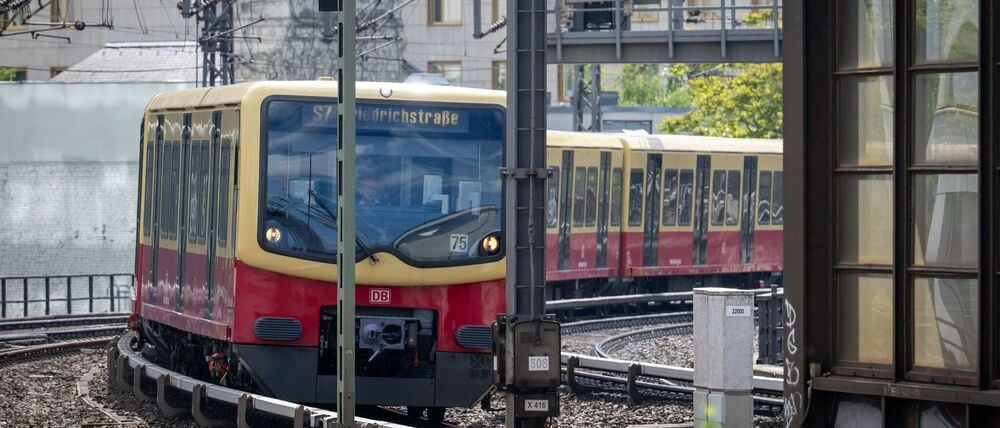 Im Berliner Westen kommt es wegen einer defekten Weiche am Morgen zu Verspätungen im S-Bahn-Verkehr. (Symbolbild)