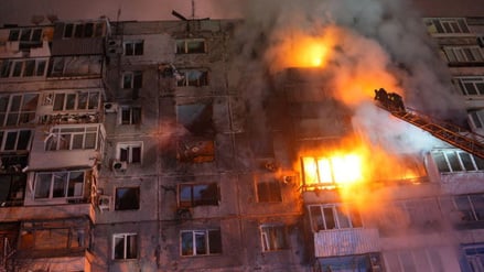 Feuerwehrleute arbeiten am 16. Dezember 2025 in Saporischschja, Ukraine, an einem Wohnhaus, das bei einem russischen Drohnenangriff am Morgen beschädigt wurde.