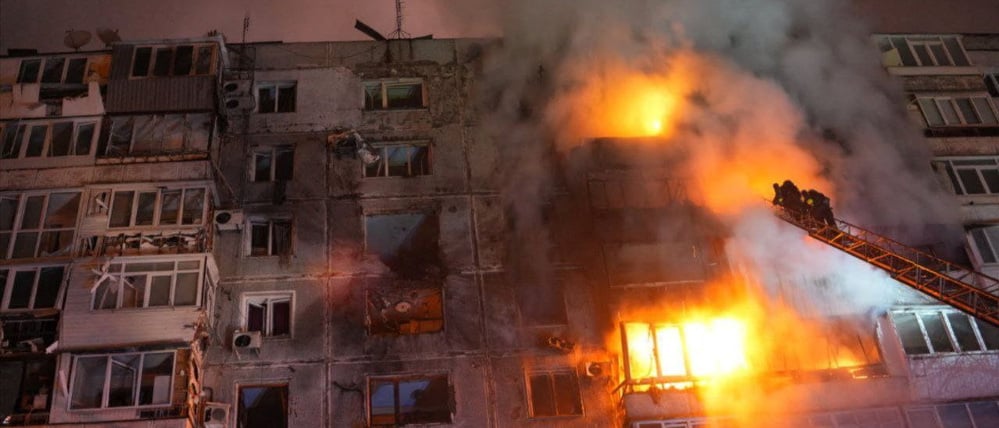 Feuerwehrleute arbeiten am 16. Dezember 2025 in Saporischschja, Ukraine, an einem Wohnhaus, das bei einem russischen Drohnenangriff am Morgen beschädigt wurde.