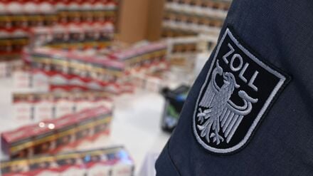 Am Flughafen BER entdecken Zoll-Beamte etwa unversteuerte 80.000 Zigaretten. (Symbolbild)