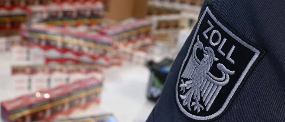 Am Flughafen BER entdecken Zoll-Beamte etwa unversteuerte 80.000 Zigaretten. (Symbolbild)
