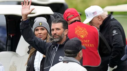 Bettina Anderson ist wiederholt an der Seite von Donald Trump Jr. gesehen worden - wie etwa beim Golf-Besuch seines Präsidenten-Vaters in Schottland im Juli. (Archivbild)