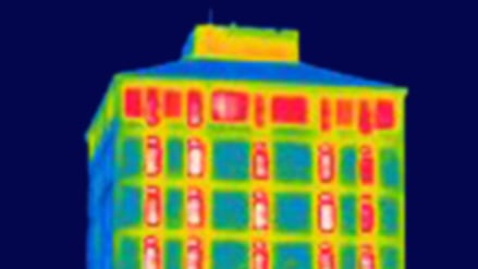 Ein Wärmebild eines Hauses zeigt, wie Wärme vor allem über die Fenster entweicht. Ein neues, glasähnliches Material könnte das künftig verhindern.