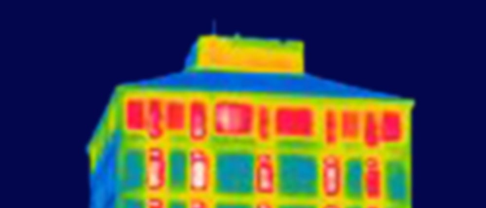 Ein Wärmebild eines Hauses zeigt, wie Wärme vor allem über die Fenster entweicht. Ein neues, glasähnliches Material könnte das künftig verhindern.