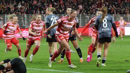 Unions Samantha Steuerwald (Mi.) glich zum zwischenzeitlichen 1:1 gegen Frankfurt aus.