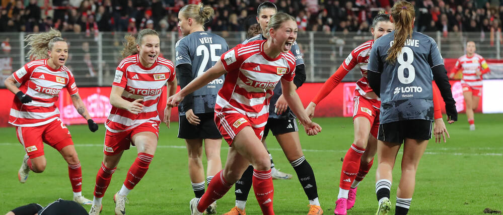 Unions Samantha Steuerwald (Mi.) glich zum zwischenzeitlichen 1:1 gegen Frankfurt aus.