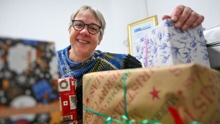 Organisatorin Dunja Kuhlmey und ihre Päckchen für Obdachlose, die Weihnachten im Franziskaner-Kloster feiern.