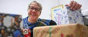 Organisatorin Dunja Kuhlmey und ihre Päckchen für Obdachlose, die Weihnachten im Franziskaner-Kloster feiern.