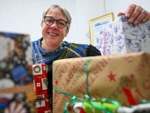 Organisatorin Dunja Kuhlmey und ihre Päckchen für Obdachlose, die Weihnachten im Franziskaner-Kloster feiern.