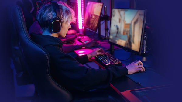 Ein Junge konzentriert sich auf ein Onlinespiel. (Symbolbild)