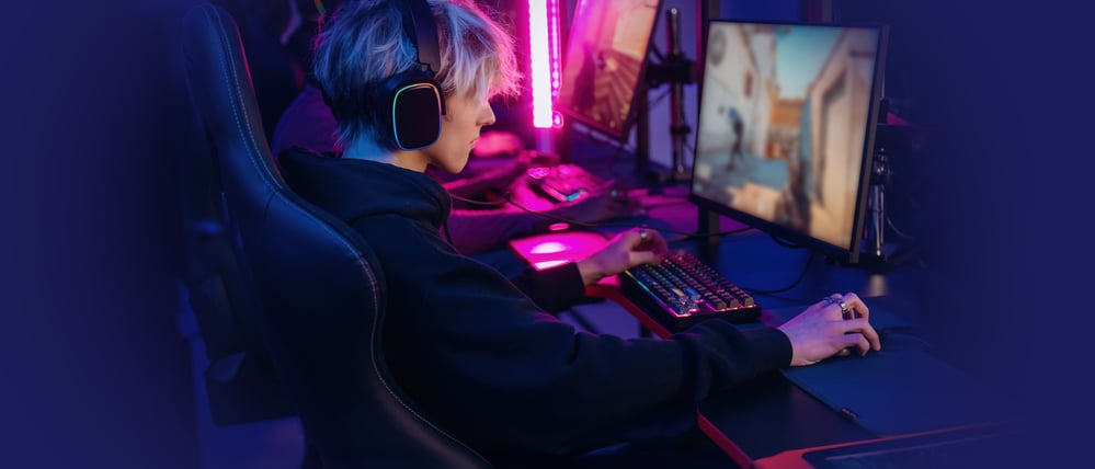 Ein Junge konzentriert sich auf ein Onlinespiel. (Symbolbild)