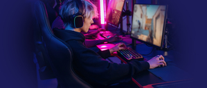 Ein Junge konzentriert sich auf ein Onlinespiel. (Symbolbild)