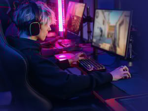 Ein Junge konzentriert sich auf ein Onlinespiel. (Symbolbild)