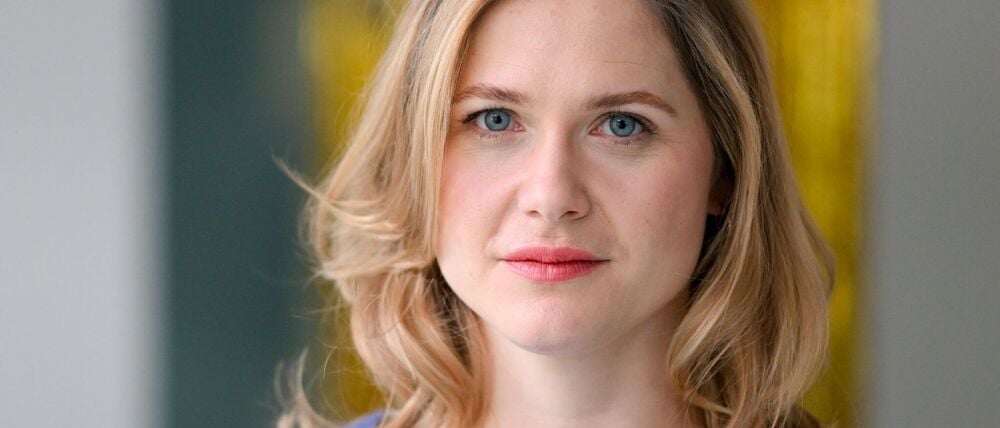 Schauspielerin Laura Lippmann kann Gebärdensprache übersetzen.