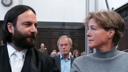 Christina Block, deutsche Gastronomin und Unternehmerin, und Anwalt Ingo Bott, Verteidiger von Block, sitzen im Gerichtssaal während eines weiteren Verhandlungstags im Prozess wegen mutmaßlicher Kindesentführung am Landgericht Hamburg (Archivbild).