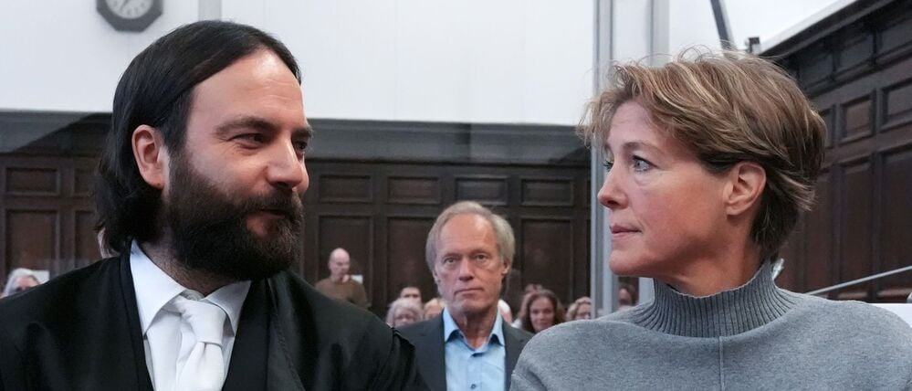 Christina Block, deutsche Gastronomin und Unternehmerin, und Anwalt Ingo Bott, Verteidiger von Block, sitzen im Gerichtssaal während eines weiteren Verhandlungstags im Prozess wegen mutmaßlicher Kindesentführung am Landgericht Hamburg (Archivbild).