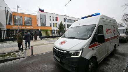 Ein Krankenwagen steht vor einer Schule, in der ein Schüler einen Wachmann niedergestochen, Pfefferspray versprüht und anschließend einen zehnjährigen Jungen niedergestochen hat.