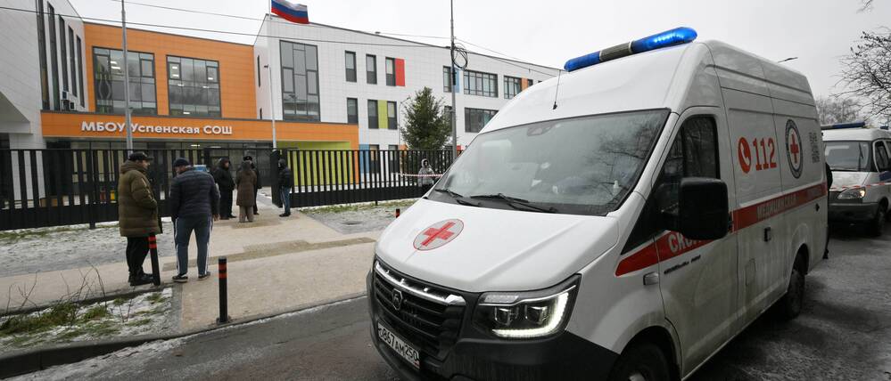 Ein Krankenwagen steht vor einer Schule, in der ein Schüler einen Wachmann niedergestochen, Pfefferspray versprüht und anschließend einen zehnjährigen Jungen niedergestochen hat.