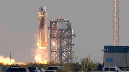 Die „New Shepard“-Rakete von Blue Origin startet vom US-Bundesstaat Texas aus ihren Kurz-Ausflug ins Weltall (Symbolbild).