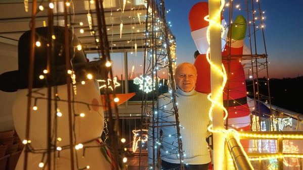 Mit Weihnachtsfiguren auf seinem Balkon macht der Berliner Karl-Heinz Thomalla vor allem Kindern in Gegend am Volkspark Wilmersdorf eine Freude.