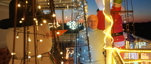 Mit Weihnachtsfiguren auf seinem Balkon macht der Berliner Karl-Heinz Thomalla vor allem Kindern in Gegend am Volkspark Wilmersdorf eine Freude.