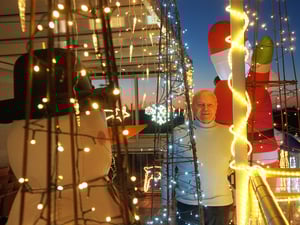 Mit Weihnachtsfiguren auf seinem Balkon macht der Berliner Karl-Heinz Thomalla vor allem Kindern in Gegend am Volkspark Wilmersdorf eine Freude.