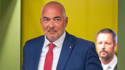 Der ehemalige CDU-Bundestagsabgeordnete Axel Fischer aus dem Wahlkreis Karlsruhe-Land betritt den Gerichtssaal des Oberlandesgerichs. 