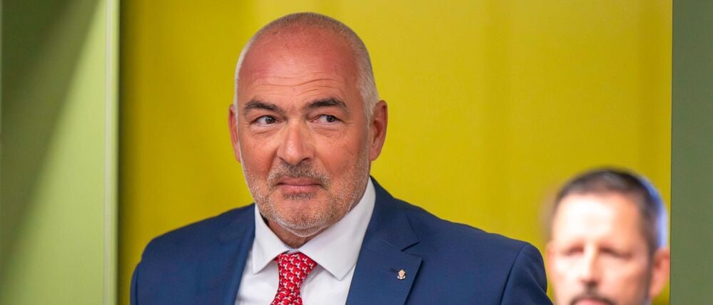 Der ehemalige CDU-Bundestagsabgeordnete Axel Fischer aus dem Wahlkreis Karlsruhe-Land betritt den Gerichtssaal des Oberlandesgerichs.