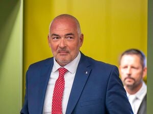 Der ehemalige CDU-Bundestagsabgeordnete Axel Fischer aus dem Wahlkreis Karlsruhe-Land betritt den Gerichtssaal des Oberlandesgerichs. 