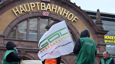 Vorerst ein Archivbild: Mitglieder der GDL stehen mit Fahne und Transparent vor dem Erfurter Hauptbahnhof.