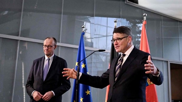 Bundeskanzler Friedrich Merz und Hessens Ministerpräsident Boris Rhein sprechen am 16. Dezember 2025 im Rahmen des Antrittsbesuchs des Kanzlers im Bundesland Hessen auf einer Pressekonferenz in der Zentrale der Deutschen Bank in Frankfurt am Main.