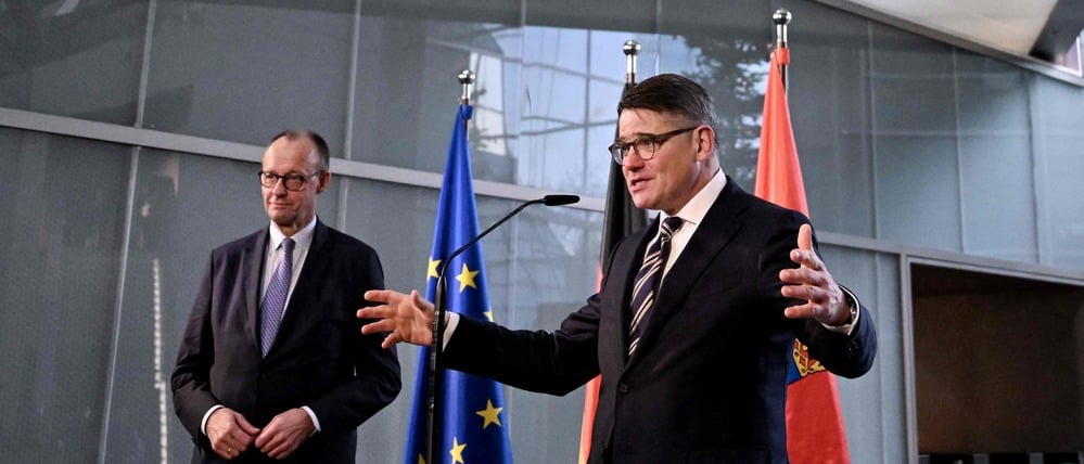 Bundeskanzler Friedrich Merz und Hessens Ministerpräsident Boris Rhein sprechen am 16. Dezember 2025 im Rahmen des Antrittsbesuchs des Kanzlers im Bundesland Hessen auf einer Pressekonferenz in der Zentrale der Deutschen Bank in Frankfurt am Main.