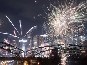 Mit Feuerwerk feiern Menschen vor der Bankenskyline in Frankfurt das neue Jahr.