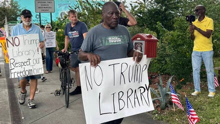 Demonstranten gegen die Trump-Bibliothek vor dem Grundstück in Downtown Miami.
