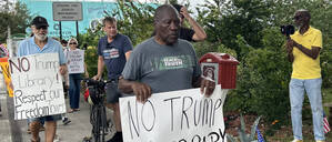 Demonstranten gegen die Trump-Bibliothek vor dem Grundstück in Downtown Miami.