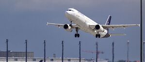 Ein Airbus der Fluggesellschaft Lufthansa mit Flugziel Frankfurt hebt vom BER ab.