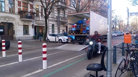 Ein Stuhl in der Stargarder Straße.