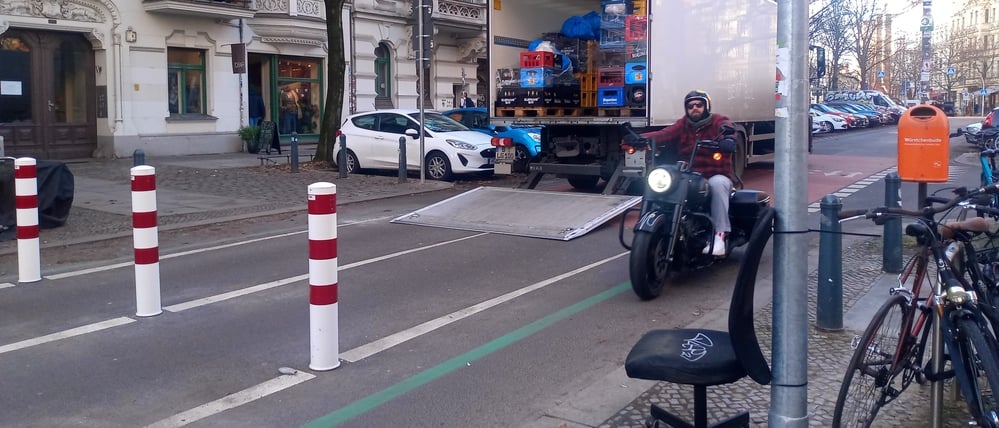 Ein Stuhl in der Stargarder Straße.