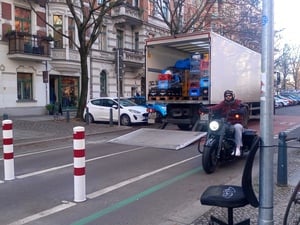 Ein Stuhl in der Stargarder Straße.