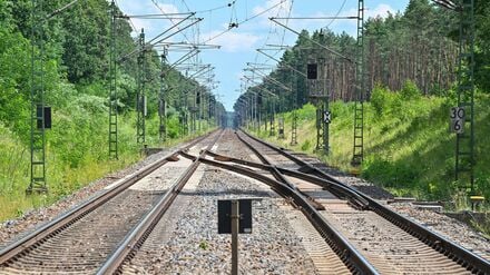 In Brandenburg steht die Reaktivierung alter Bahnstrecken zur Debatte. (Archivbild)