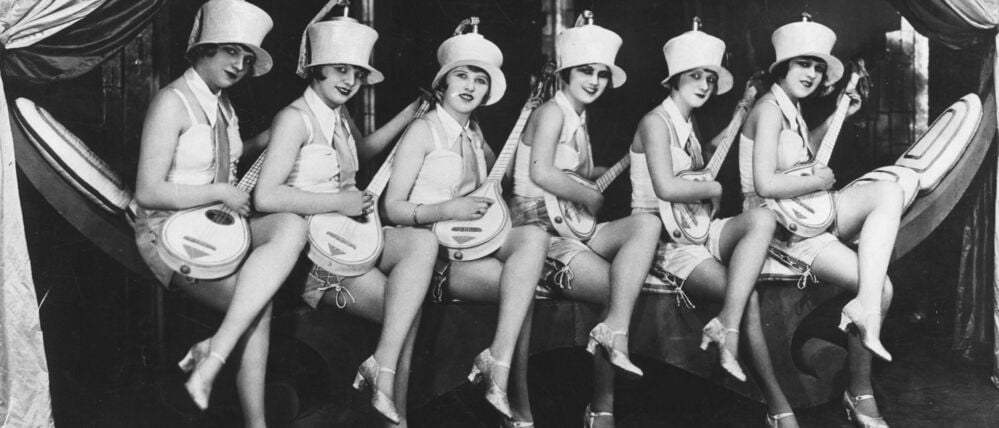 Glanz auf dem Vulkan: Berliner Revuegirls musizieren mit Mandolinen, um 1930. 