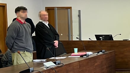 Ein 22 Jahre alter Angeklagter wurde unter anderem wegen schweren Raubes und mehrfacher Körperverletzung angeklagt.